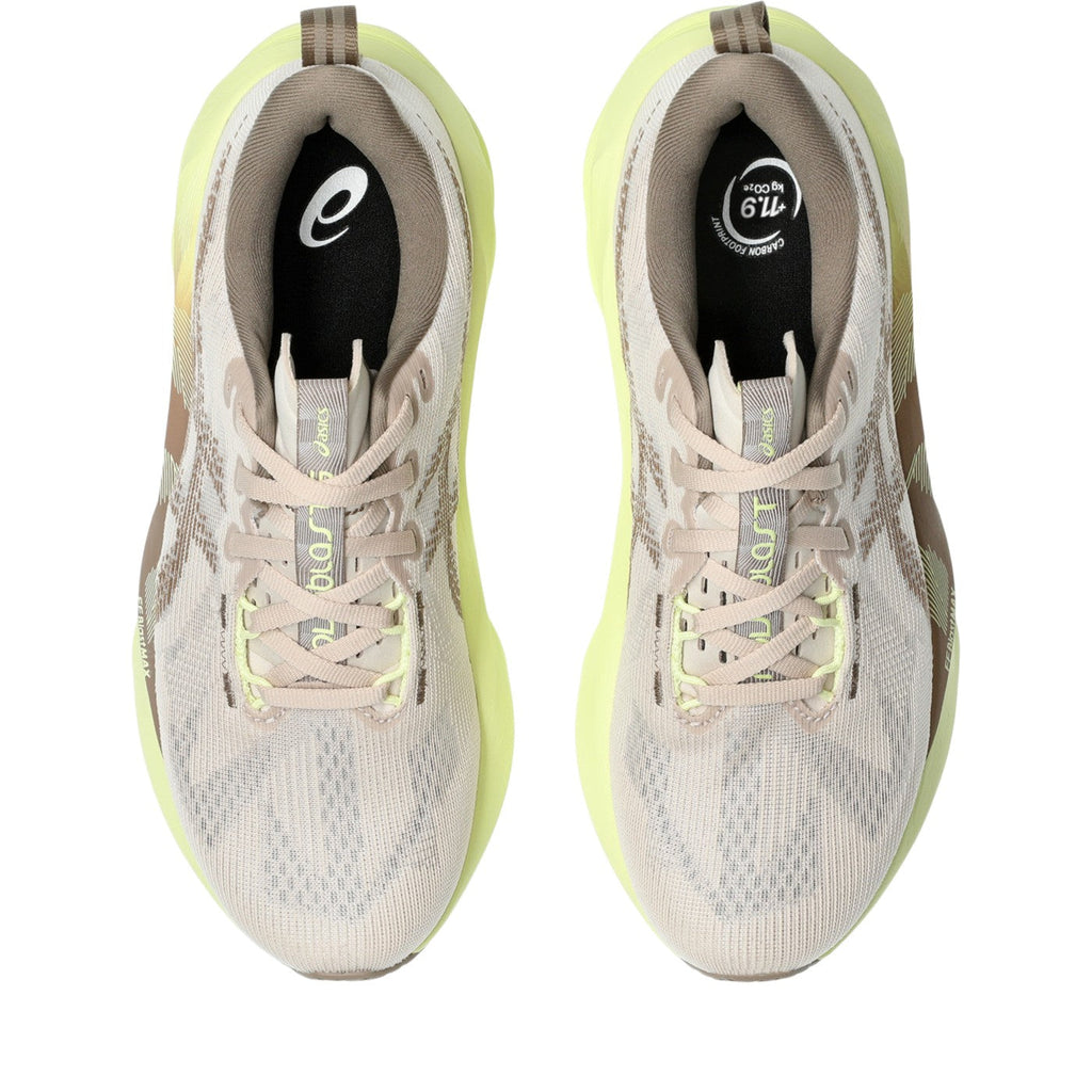 ASICS Novablast 5 Femme Beige-Vert citron / Mineral Beige-Taupe Grey — vue dessus (1012B765-250)